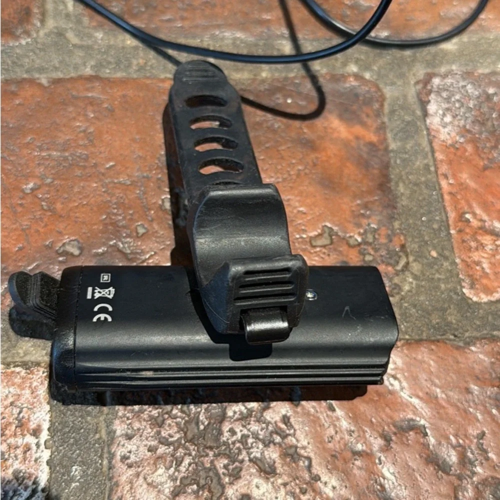 Lezyne XL1000 Black Bike Light - Picture 2 of 3